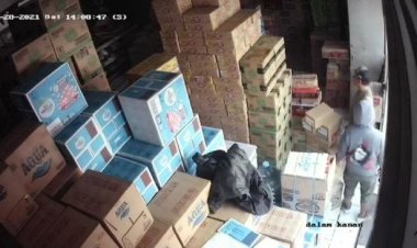 Viral! Aksi Pencuri Todong Pistol, Ambil Barang Toko Terekam CCTV
