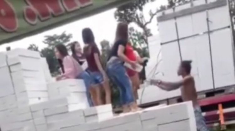 Heboh! Pemandu Karaoke Jadi Kuli Bangunan, Netizen: Yang Penting Ada Penghasilan