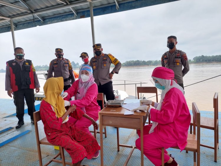 Melintasi Jalan Air, Kapolres Muarojambi Pantau Pemberian Vaksin Warga Manismato