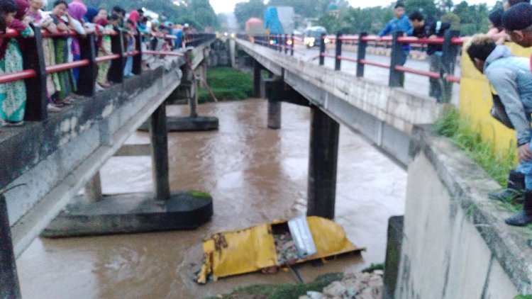Diduga Rem Blong, Truk Sukiman Tabrak Jembatan dan Terjun Bebas ke Sungai 30 Meter