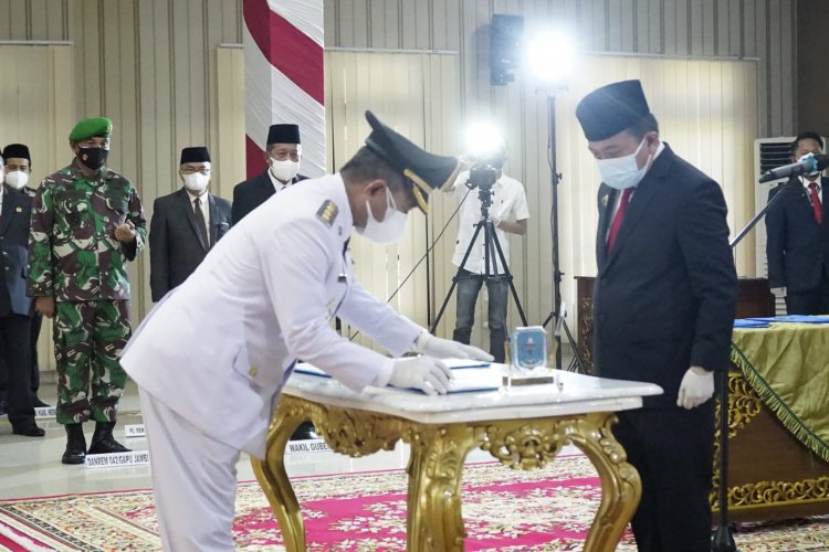 Akhirnya Guru Ini Dilantik Muridnya Sendiri Sebagai Bupati Merangin