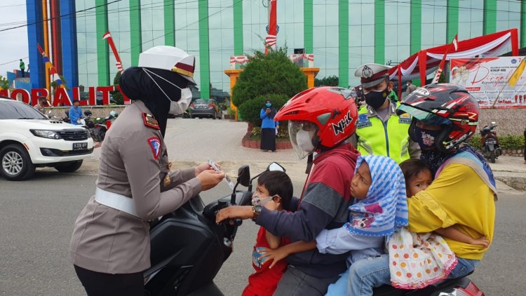 Polwan Lakukan Bagi Vitamin dan Masker, Polres Bungo Gelar Vaksinasi Massal di STKIP Muhammadiyah