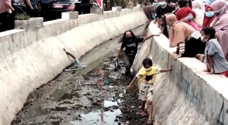 Duh! Warga Cirebon Lompat ke Saluran Air Demi Bingkisan Presiden Jokowi
