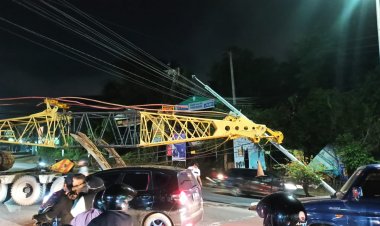 Truk Muatan Crane Tabrak Tiang CCTV Lampu Merah, Lalu Lintas Macet Panjang