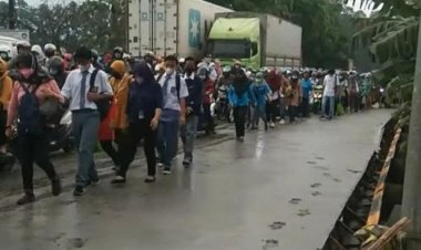 Viral! Jalan Baru Dicor di Tangerang Hancur Diinjak-injak Dilewati Warga-Kendaraan, Kadis PU: Itu Kerjaan Balai Jalan