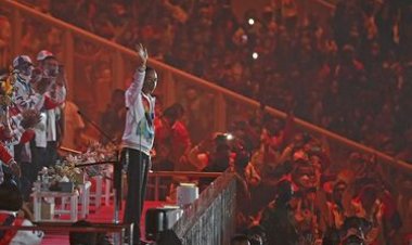 Resmi Buka PON XX di Papua, Jokowi Unjuk Kebolehan Main Bola dan Tabuh Tifa