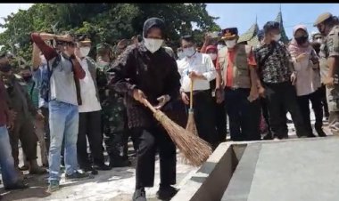 Aksi Risma Nyapu Halaman Makam Syekh Burhanuddin Ulakan di Sumbar Viral, Tapi Pejabatnya Hanya Menonton Saja