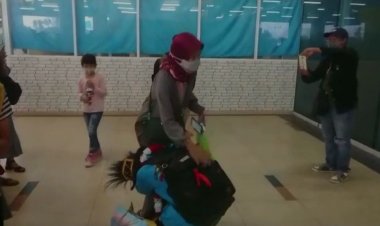 Haru, Atlet Wushu Peraih Medali Emas Asal Jambi Ini Langsung Sujud di Kaki Orang Tuanya