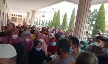 Kerumunan Warga Antre Bantuan Kesejahteraan di Bank Dibubarkan Satpol PP Kota Jambi