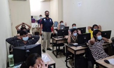 Heboh! Kantor Pinjol di Jakbar Digerebek Polisi, Puluhan Karyawan Ditangkap