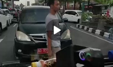 Viral! Mobil Dinas Tak Mau Menepi Saat Ambulans Bawa Korban Kecelakaan di Klaten Lewat