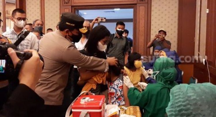 Gerrrrr! Momen Kapolda Jateng Tenangkan Emak-emak Panik Saat Disuntik: Sudah, eh Belum kok Belum, Belum disuntik...