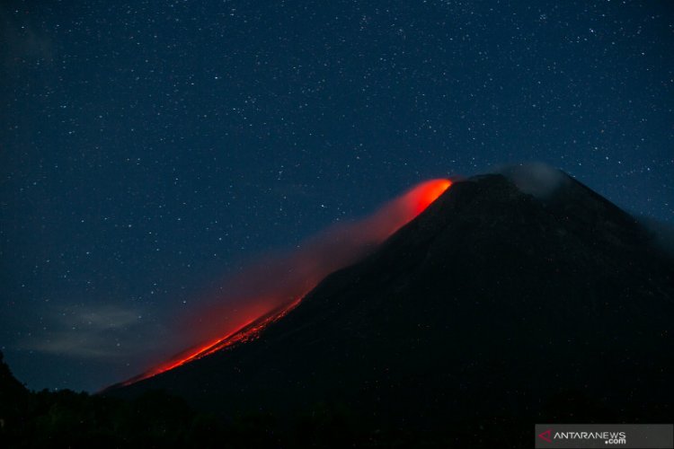 Gunung Merapi Luncurkan Guguran Lava Pijar sejauh Satu Kilometer