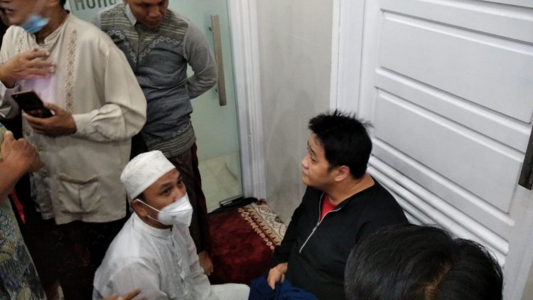 Gunakan Cadar dan Sholat di Barisan Perempuan, Pria di Jambi Ini Buat Heboh