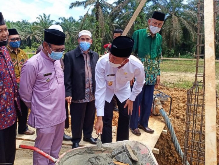 Wabup Bungo Apri Lakukan Peletakan Batu Pertama Pembangunan Masjid At-Tanwir Lembah Kuamang Kuning