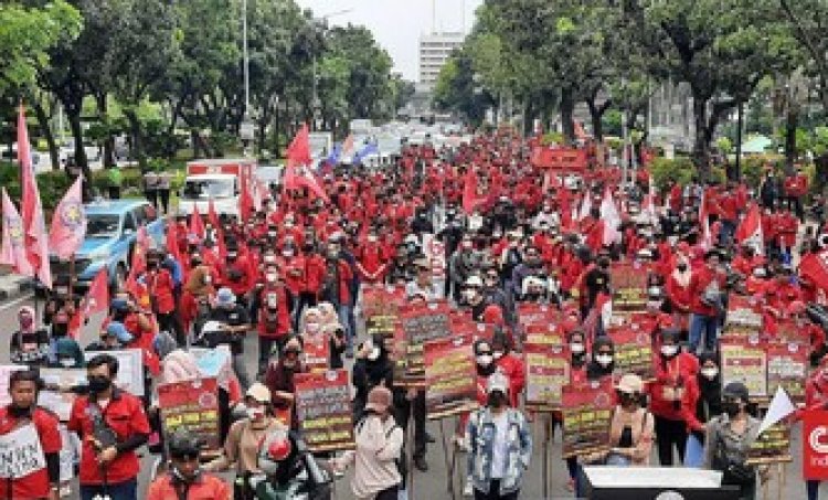 Demo Ribuan Buruh-Mahasiswa di Istana Bertepatan Sumpah Pemuda: Dua Tahun Jokowi-Amin, Gagal Sejahterakan Rakyat!