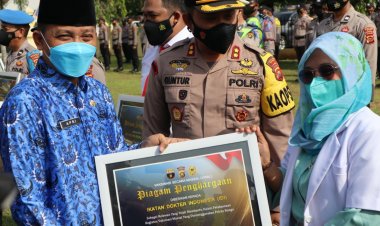Bangga! Kapolres Bungo Jambi Berikan Penghargaan Khusus Anggota Polri & Relawan, Sukseskan Vaksinasi Covid-19 Massal