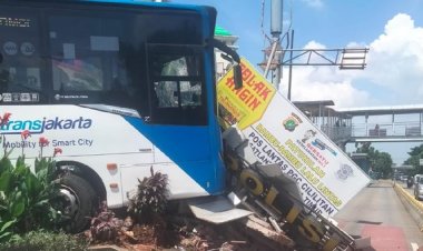 Bus TransJ Seruduk Pos Lantas PGC Jaktim, Satu Sekuriti Terluka