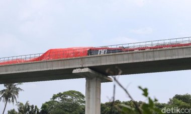 Tuh kan! Teknisi 'Main' HP Bikin Kecelakaan LRT Jabodebek