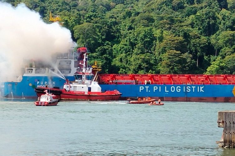 HEBOH! Sebuah Kapal Kargo alami Kebakaran di Cilacap