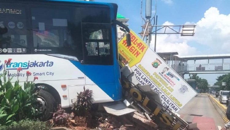Bus TransJ Seruduk Pos Lantas PGC Jaktim, Satu Sekuriti Terluka