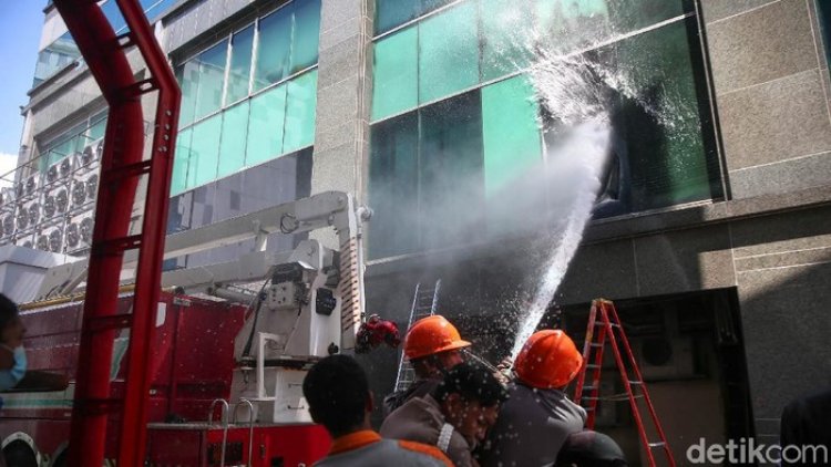 Gedung Cyber 1 Terbakar, Damkar Sesalkan Laporan Terlambat, Dua Tamu Tewas