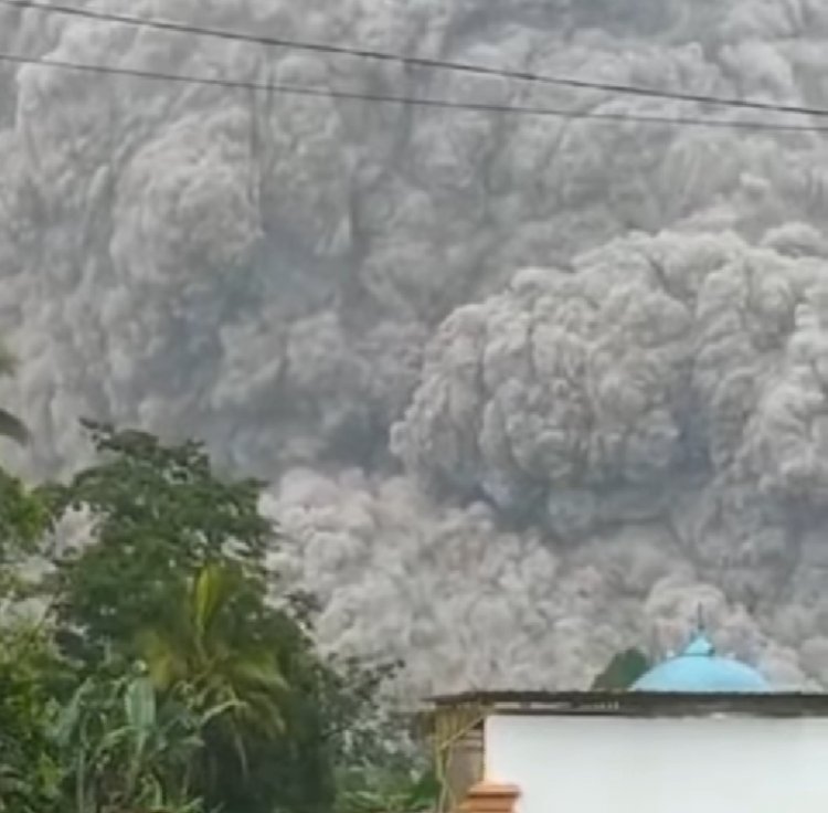 BREAKING NEWS: Gunung Semeru Meletus Muntahkan Abu Pekat, Warga Panik Selamatkan Diri