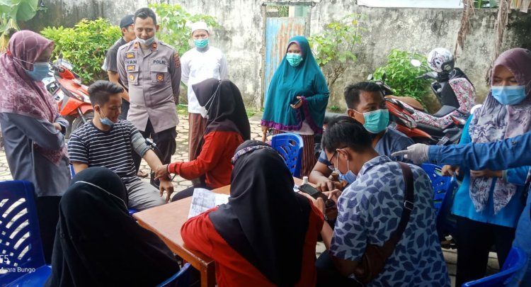 Gelar Vaksinasi Massal di Dua Lokasi, Kapolsekta Muara Bungo-Jambi: Masyarakat Tetap Patuhi Prokes