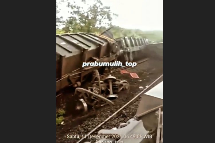 Viral! Kereta Api Babaranjang Anjlok dan Gerbong Terguling, Begini Penjelasan KAI Divre III