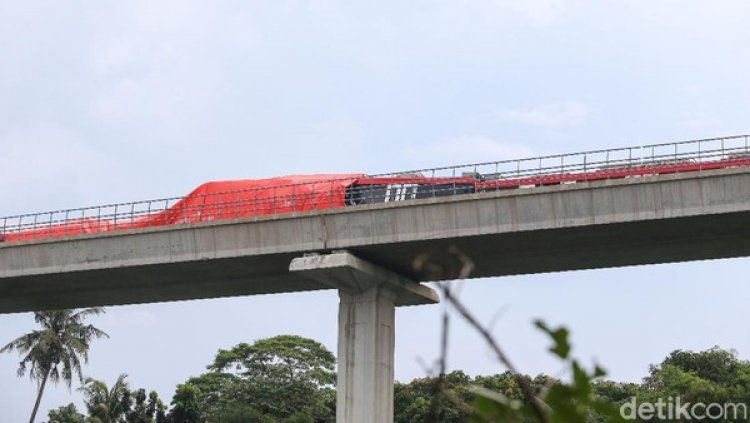 Tuh kan! Teknisi 'Main' HP Bikin Kecelakaan LRT Jabodebek