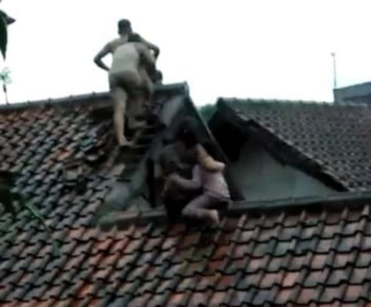 Viral! Video Korban Banjir di Sumedang Panik Naik Genteng Rumah Selamatkan Diri