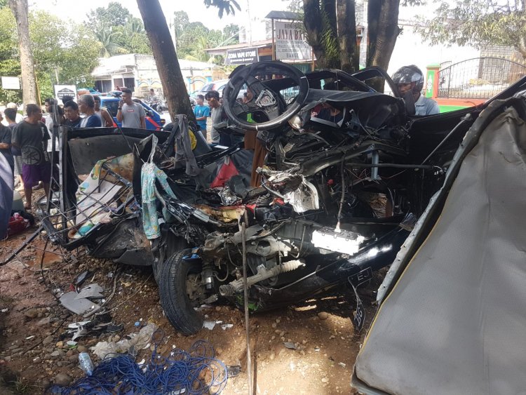 Bus Family Raya VS Carry Pickup, 1 Keluarga Tewas di Tempat