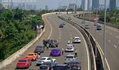 Viral! Konvoi Mobil Mewah Sambil Foto-foto di Tol, Kenapa Polisi Tak Tilang? Hanya Ditegur