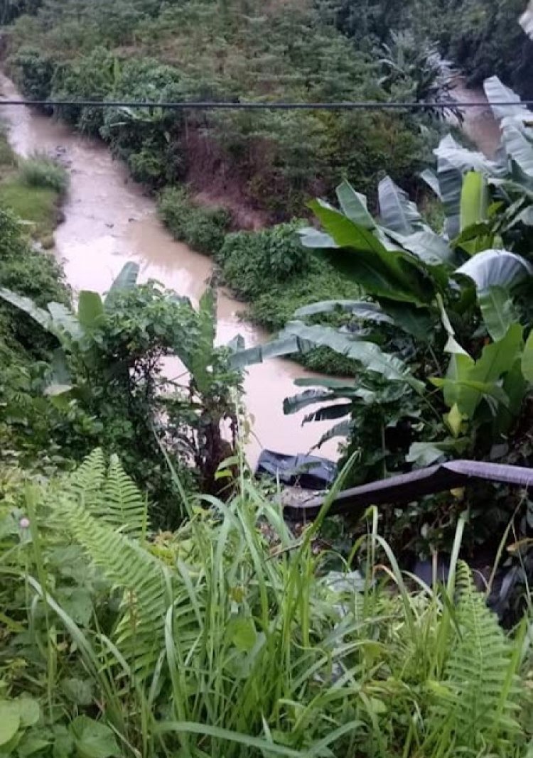 Mengantuk, Sopir Asal Bengkulu Ini Bawa Mobilnya Terjun ke Jurang di Merangin