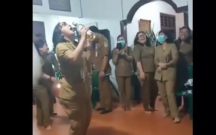 Viral! Wanita Berseragam PNS Joget Sambil Pegang Botol Miras, Ternyata....
