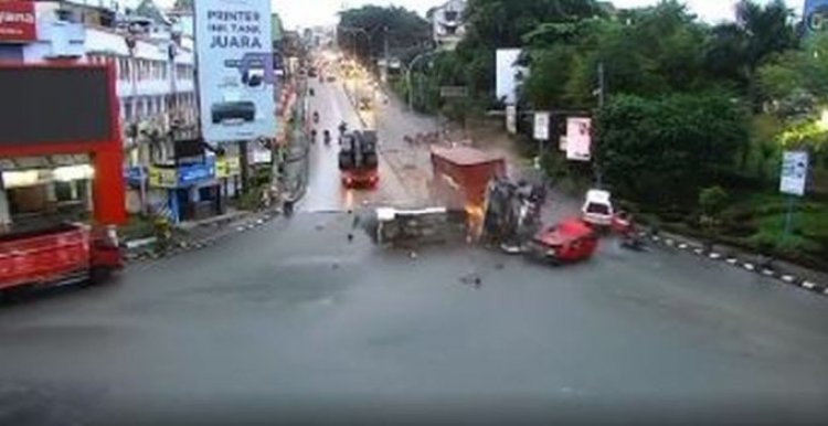 Viral! Video Detik-detik Tabrakan Beruntun Truk Tronton di Balikpapan, Begini Kondisinya