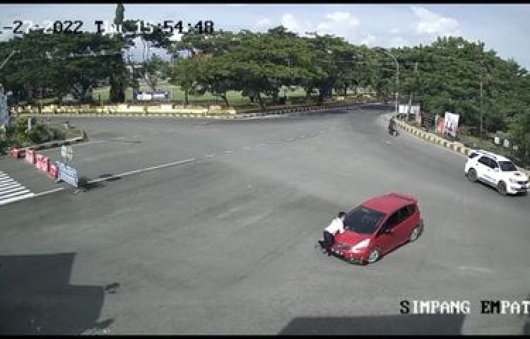 Bak Film Laga, Viral Video Polisi Gagalkan Perampasan Mobil Hingga Terseret 1 Kilometer