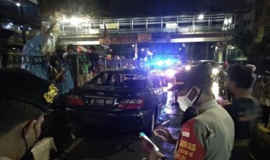 Sedan Mewah Tabrak Separator Jalur Busway TransJakarta hingga Terbakar, Dua Tewas
