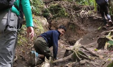 LUAR BIASA! Elfin Nugraha Penyandang Disabilitas Ini Sukses Mendaki Gunung Marapi Meski Merangkak