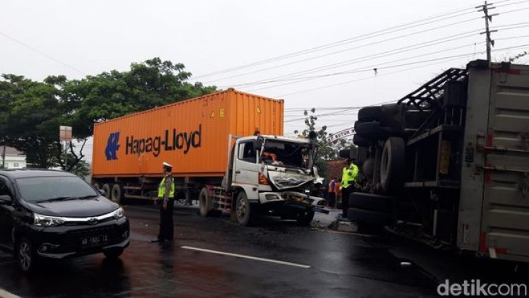 Truk Tronton Terguling Usai Ditabrak Truk Trailer di Boyolali, Begini Kondisinya