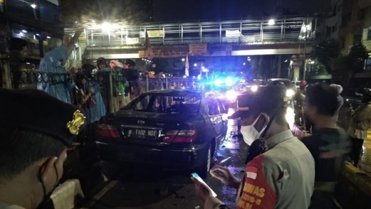 Sedan Mewah Tabrak Separator Jalur Busway TransJakarta hingga Terbakar, Dua Tewas