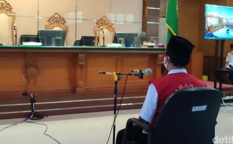 Jaksa Minta Herry Wirawan Sang Pemerkosa 13 Santri Dihukum Mati, Hakim: Menjatuhkan Pidana Penjara Seumur Hidup