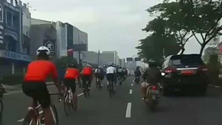 Viral! Pesepeda Gowes Santai di Jalur Cepat Depok