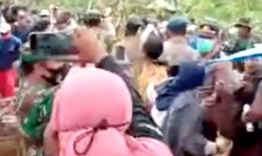 Viral! Emak-emak Hadang Alat Berat-Buka Baju