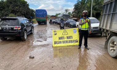 Jalan Rusak Parah, Arus Lalu Lintas Jambi- Palembang Macet