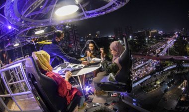 Begini Sensasi Makan Cara Ekstrim di Restoran Terbang "Lounge In The Sky" Jakarta