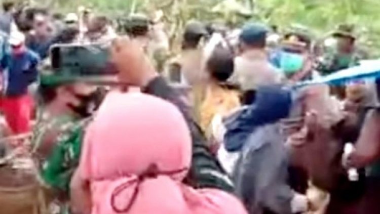 Viral! Emak-emak Hadang Alat Berat-Buka Baju