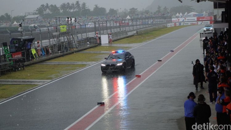 Hujan Deras Melanda Sirkuit Mandalika Perhelatan MotoGP, Netizen: Pawang Hujan Ketar Ketir