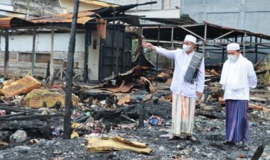 Didampingi Bupati, Gubernur Al Haris Serahkan Bantuan ke Korban Kebakaran di Tanjabbar