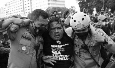 Demo Mahasiswa di DPR Ricuh, Ade Armando Bonyok Dibogem dan Sempat Ditelanjangi